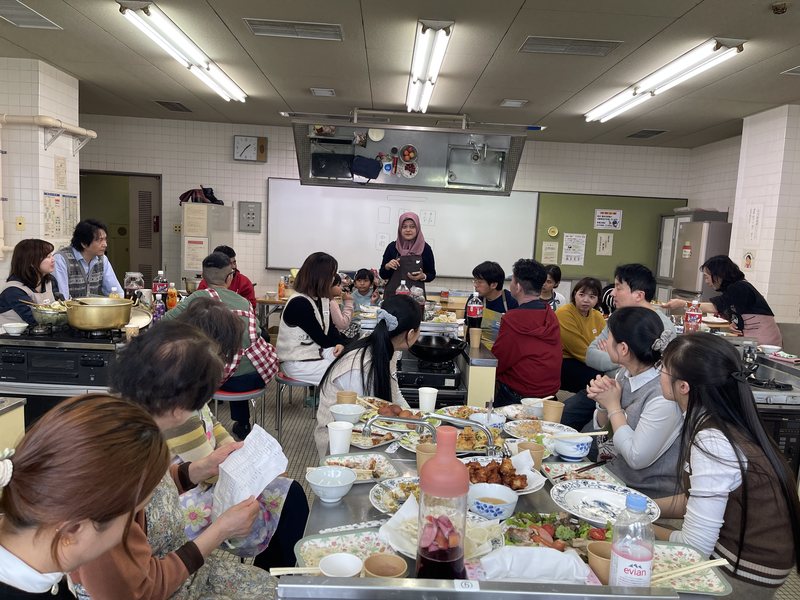 行政関係者・地域住民との食事交流会の様子1