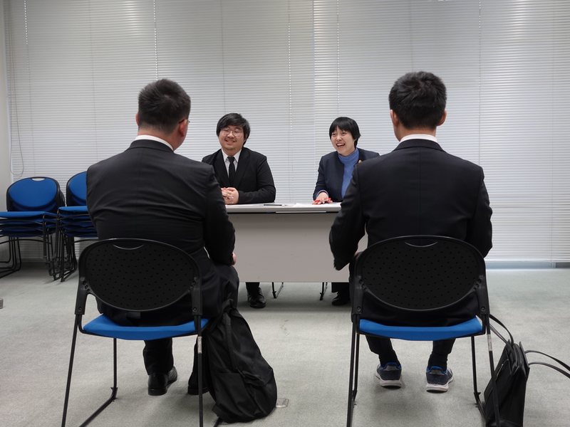 企業担当者と留学生の採用面談の様子