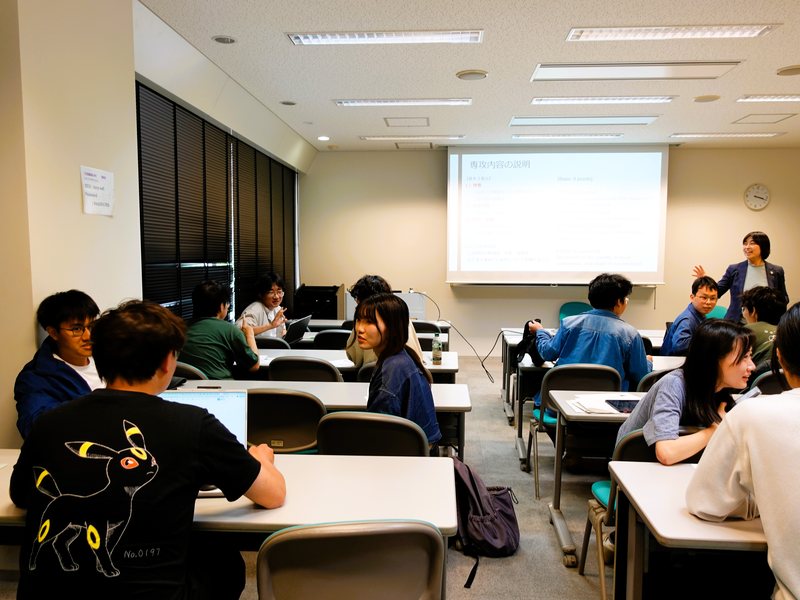 就職支援講座で学ぶ外国人留学生たち